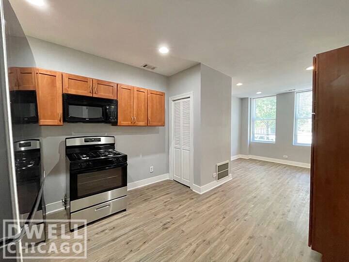 Primary Photo - 1421 N Rockwell St