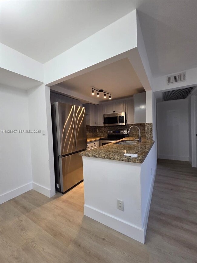 Foto del edificio - 10023 Winding Lake Rd