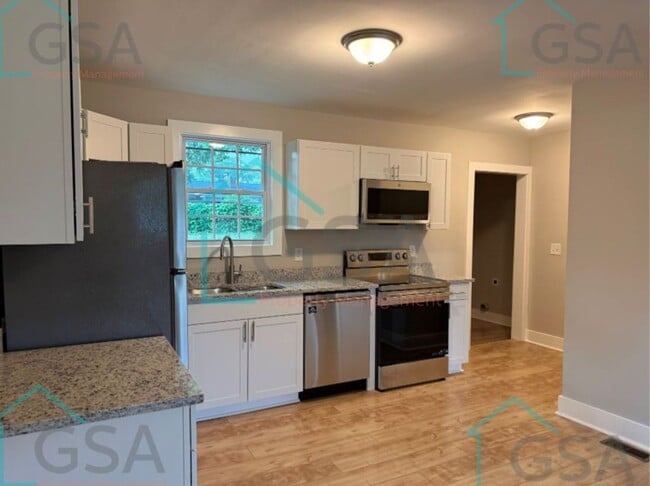 Building Photo - 694 Saxon Ave