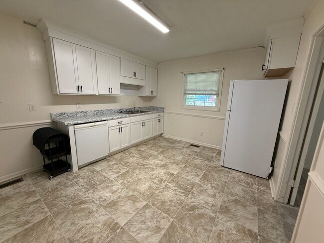 Building Photo - 3 Bedroom 2 Bathroom