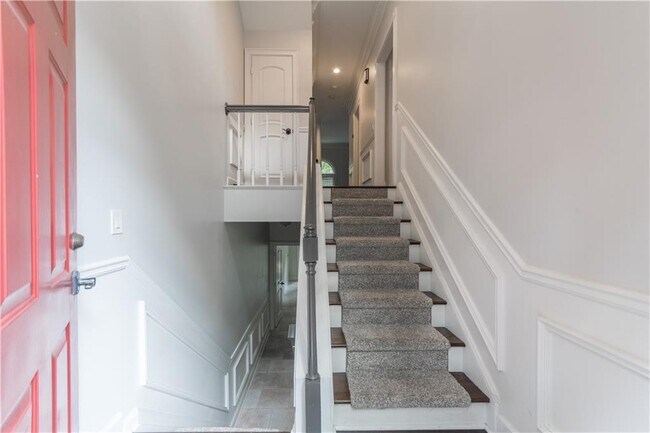 Building Photo - 856 Embassy Ct NE