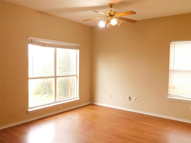 Foto del edificio - 6726 Windrift Way