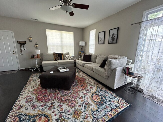 Building Photo - Introducing a stunning 3 bedroom, 2.5 bath...