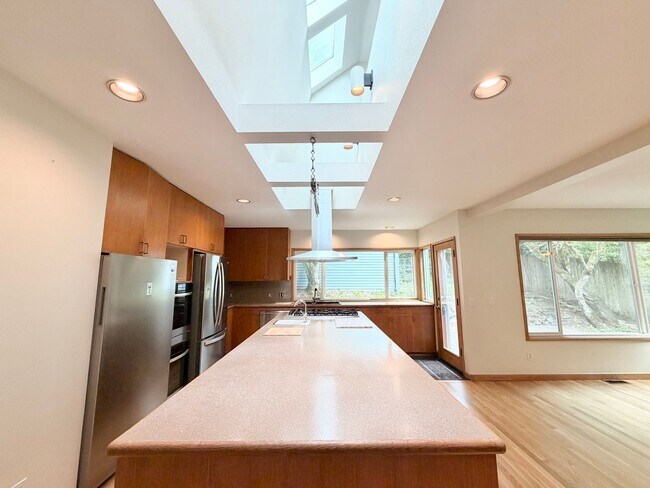 Foto del edificio - Chef’s Kitchen! Incredible Views, Outdoor Space, Beautifully Crafted, and Full of Warmth