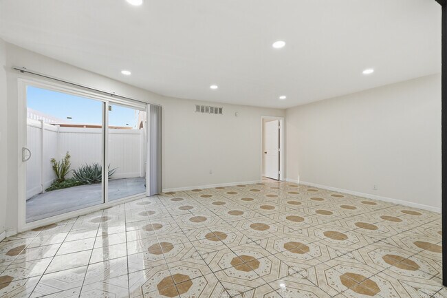 Foto del edificio - 7924 Woodman Ave