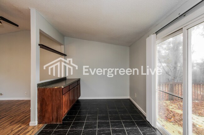 Building Photo - 112 N Donar Dr