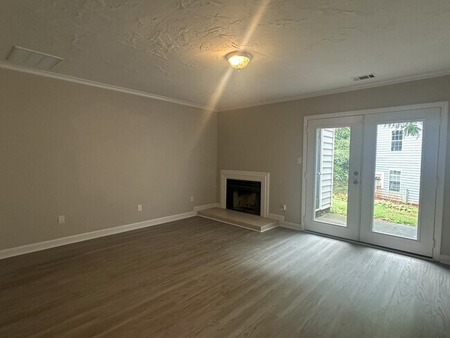 Foto del edificio - For Rent! Updated Townhome