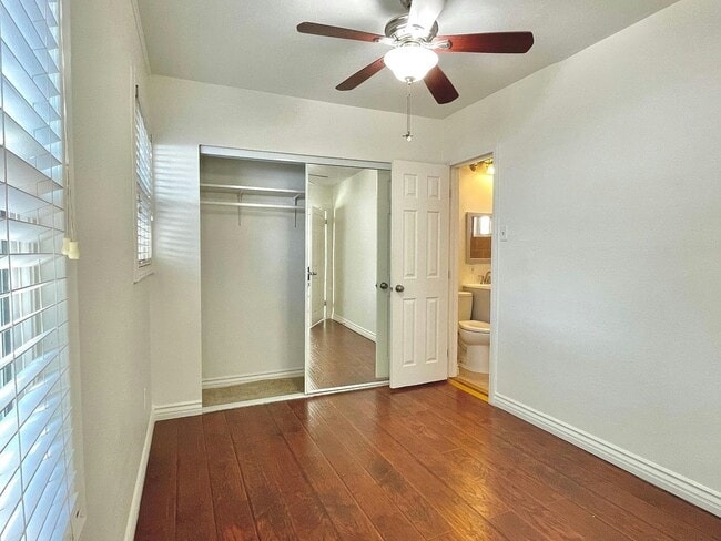 Foto del edificio - 233 W 10th St