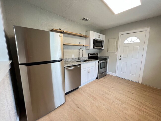 Building Photo - Renovated 2 Bedroom Jacksonville Heights A...