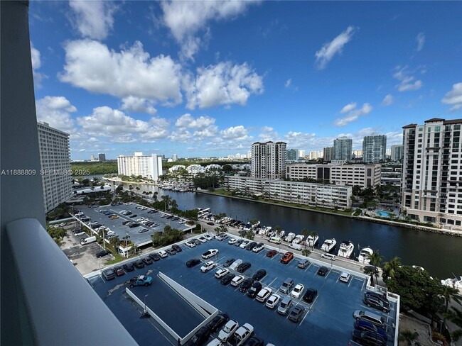 Building Photo - 100 Bayview Dr