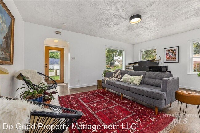 Building Photo - 3 br, 1 bath House - 2900 N Woody Dr.