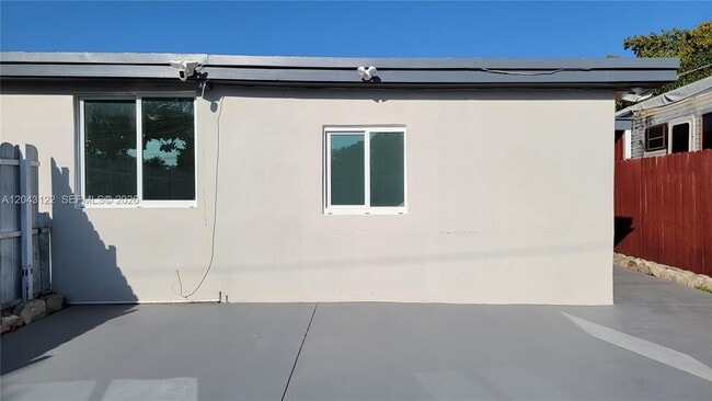 Building Photo - 14200 NE 15th Ave