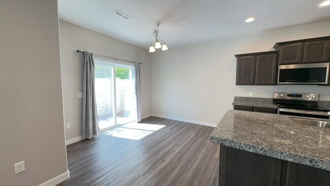 Building Photo - 823 N Wellington Ct