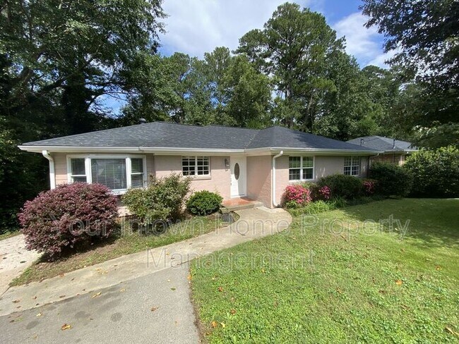 Building Photo - 1402 Christmas Ln NE