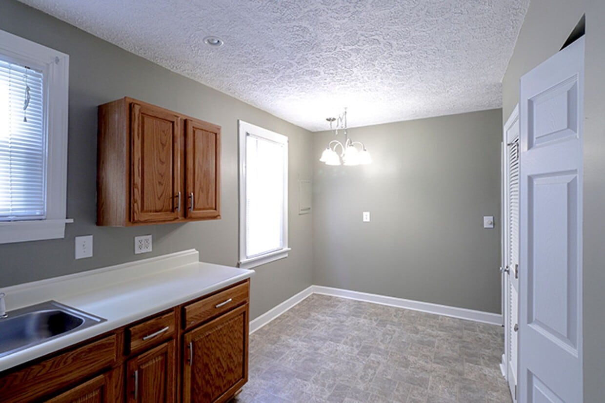 Foto principal - Newly Renovated 2 Bedroom Ranch