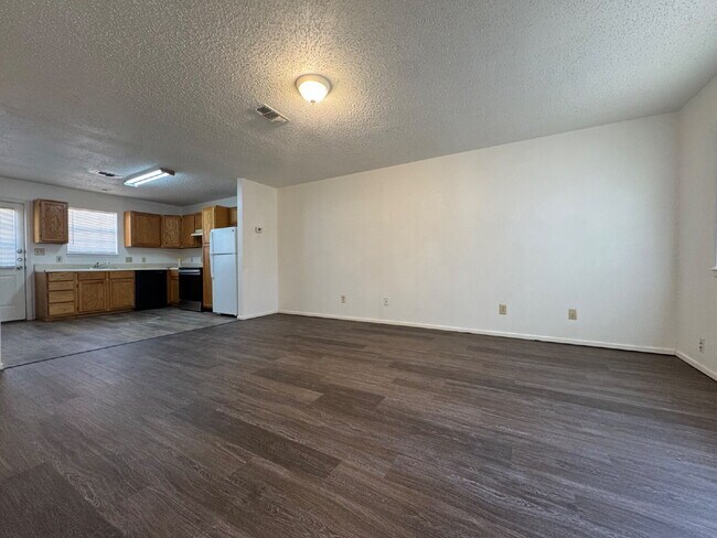 Building Photo - "Charming & Cozy 2-Bedroom Home in Lorenzo...