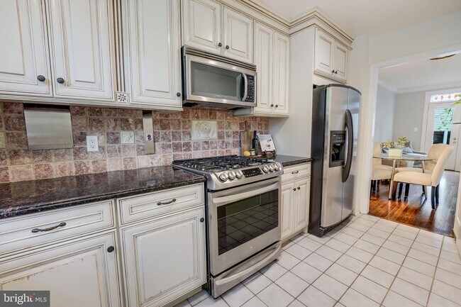 Foto del edificio - 1408 Foxhall Rd NW