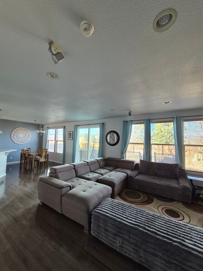 Sala de estar + Comedor - 4441 S Johnson Ct