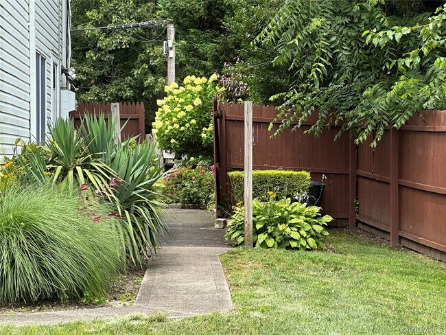 Foto del edificio - 10 Jackson Ave