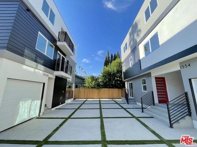 Building Photo - 1552 1/2 Winona Blvd
