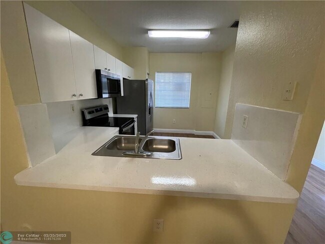 Building Photo - 8882 N Isles Cir