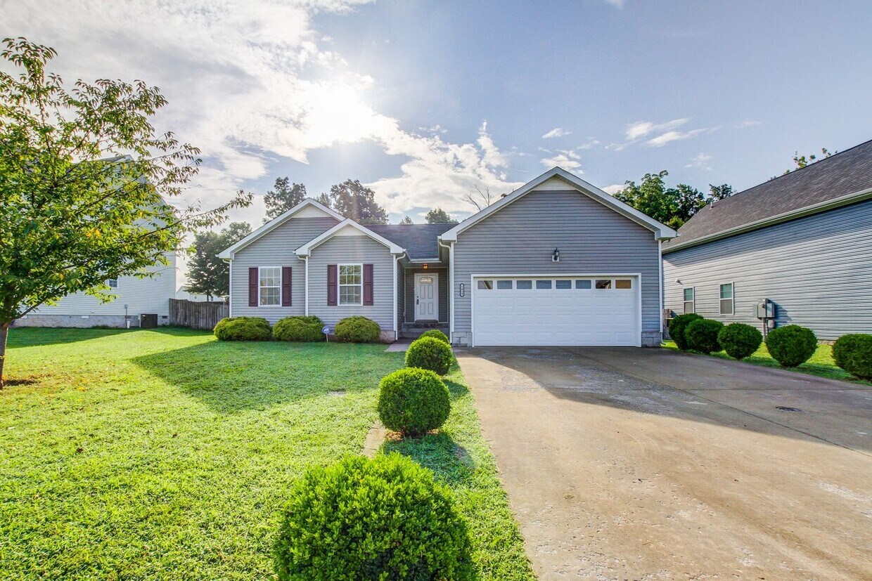 Foto principal - Charming Home Open Floor Plan with Spaciou...