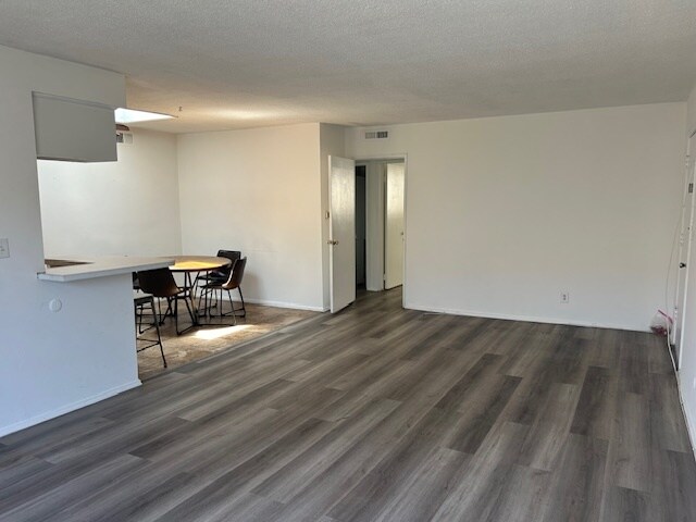 Foto del edificio - 7553 Norton Ave
