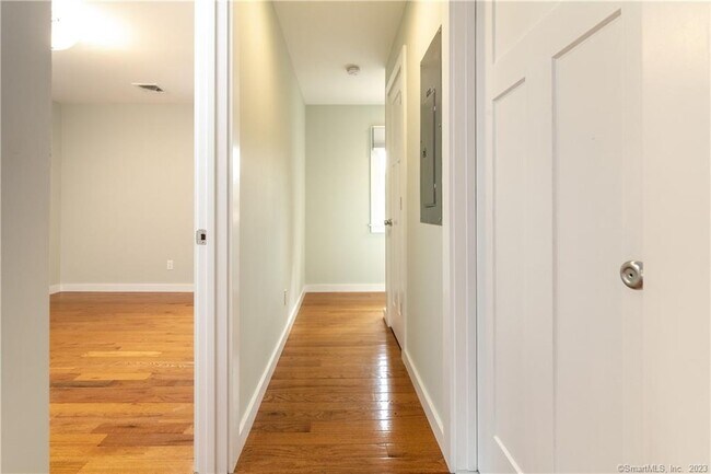 Foto del edificio - 23 S Main St