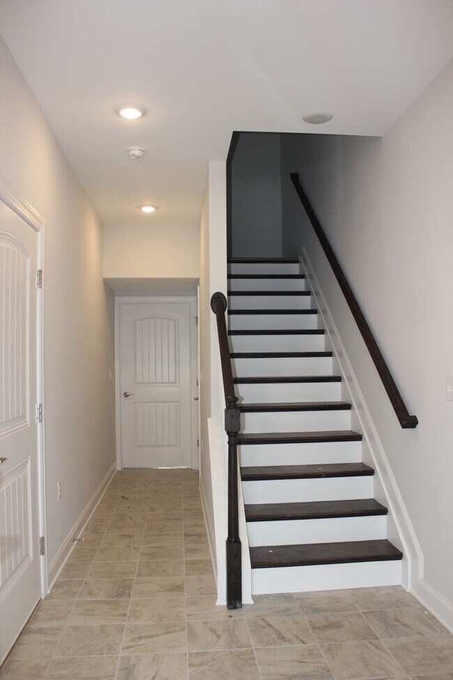 Foto del edificio - End Unit Townhouse for Rent in Crescent Ridge
