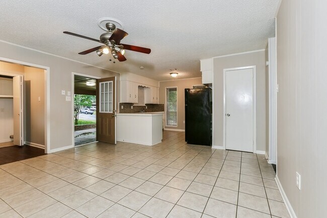 Building Photo - Charming 3 Bedroom with Spacious Backyard ...