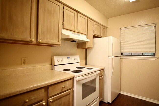 Building Photo - Apartment