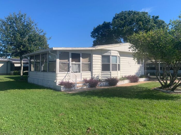 Primary Photo - Spacious Mobile Home on Corner Lot LEASE W...