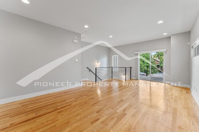 Building Photo - Spacious Townhouse with Washer/Dryer and G...