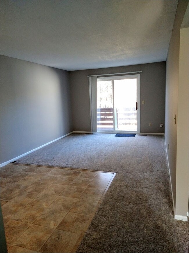 Building Photo - 3 Bedroom 1 & 3/4 Bath Townhouse