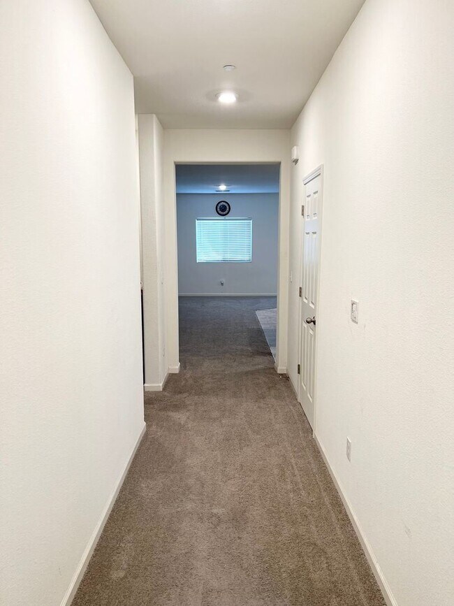 Foto del edificio - 3 br, 2 bath House - 915 S Filbert Ave