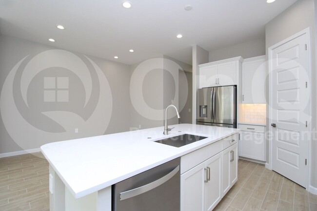 Building Photo - 5119 E Shady Glen Ave