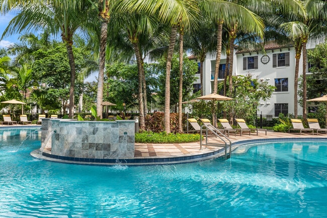 Disfruta de tardes tranquilas junto al agua. - Eterno Pompano Beach