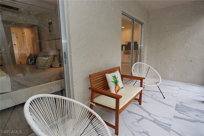 Foto del edificio - 788 Park Shore Dr