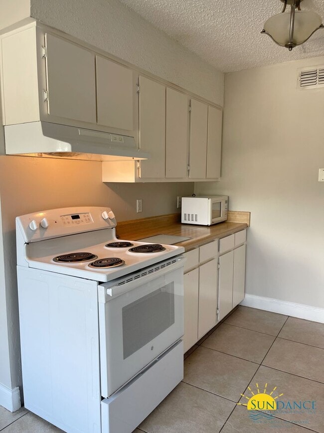 Building Photo - Nice 2 Bedroom at Pier One with Washer/Dry...