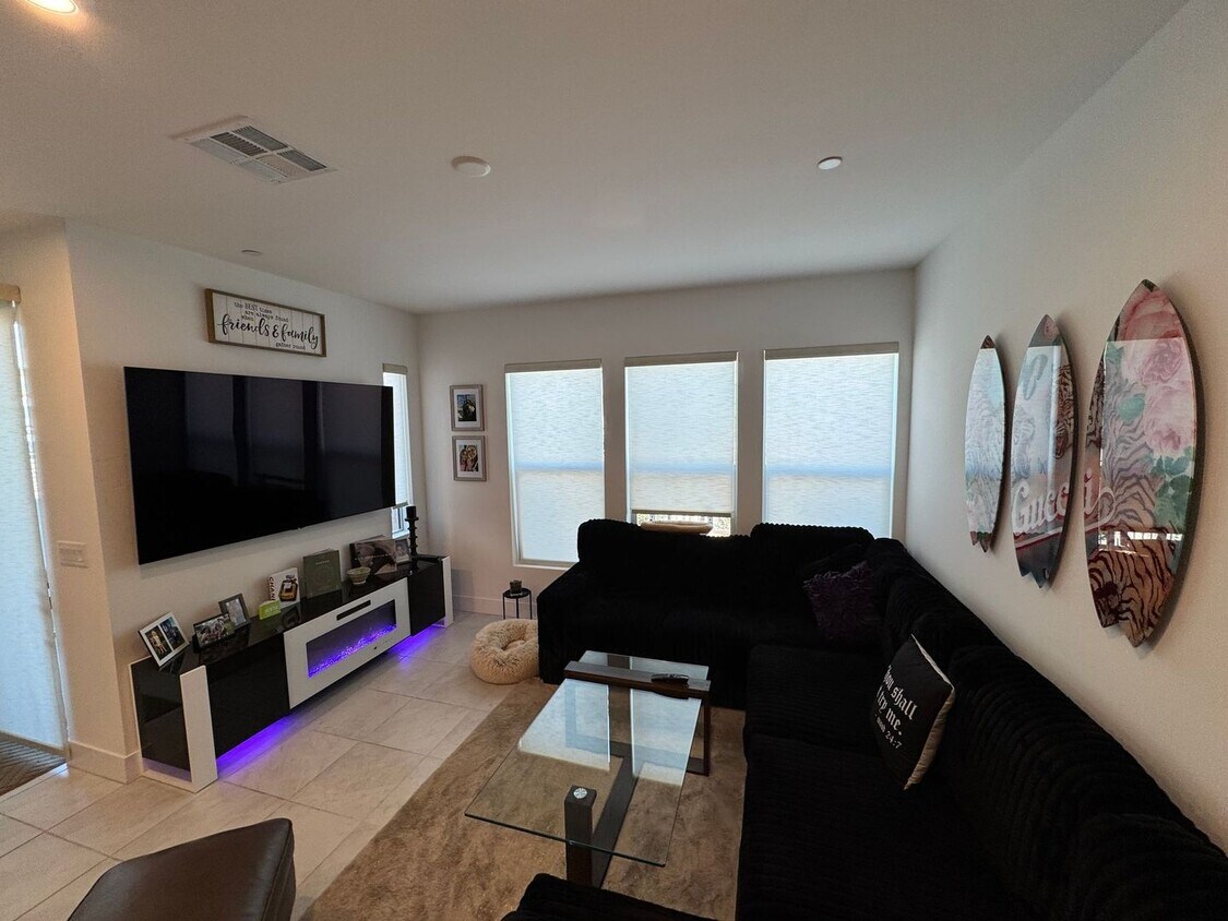 Foto principal - Modern Furnished 3 Bedroom Townhome in Pri...