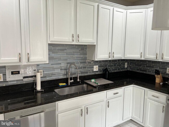 Building Photo - 9905 Tulip Tree Dr