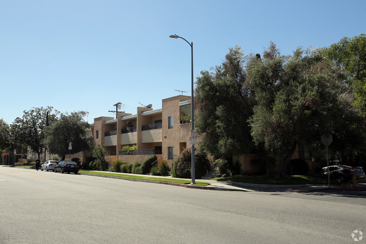 Primary Photo - 425 N Wilton Pl