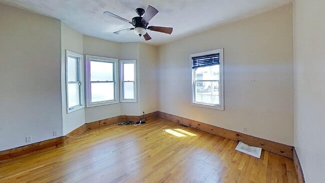 Building Photo - Private room in 4 bedroom Somerville Apart...