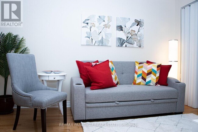 Building Photo - 270 Wellington St W