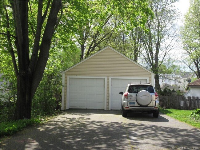 Foto del edificio - 145 Quaker Ln S