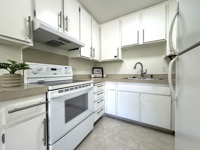 Building Photo - COMING SOON!!  BEAUTIFUL GROUND FLOOR 2 Bed 2 Bath CONDO in PALM SPRINGS