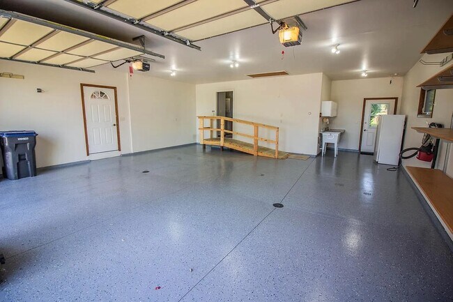 Cochera - 144 N Pleasant View Rd