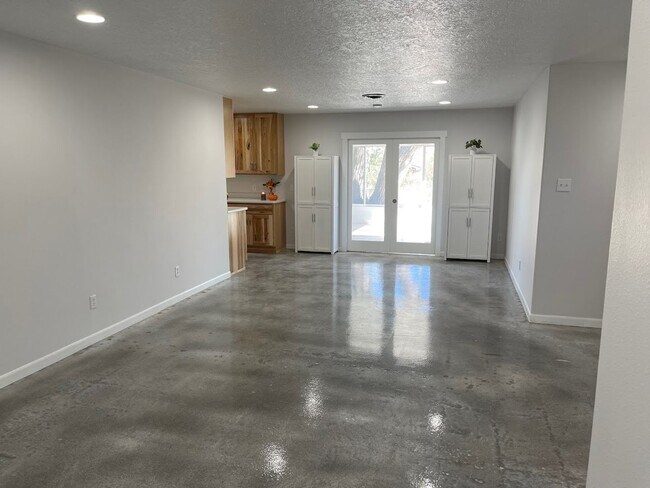 Building Photo - Beautiful White Rock Home available in August!