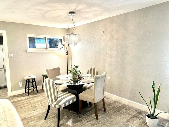 Building Photo - 2711 Briarhurst Dr
