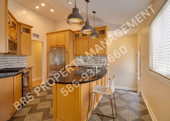 Foto del edificio - 3 Bedroom 2 bathroom house in Royal Oak.